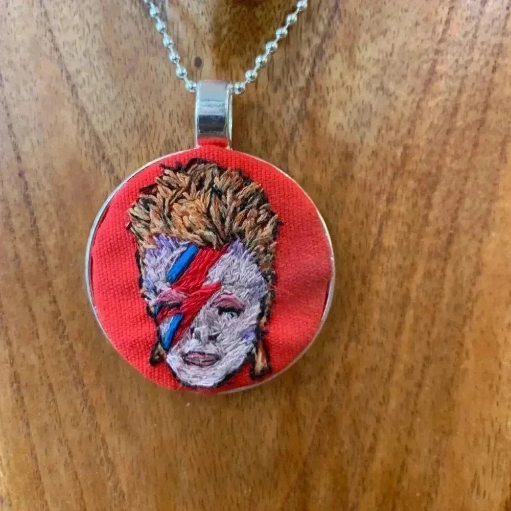 David Bowie Ziggy Stardust hand embroidered thread paint pendant necklace - Picture 3 of 6